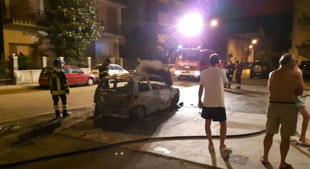 L'auto incendiata a Porto Sant'Elpidio