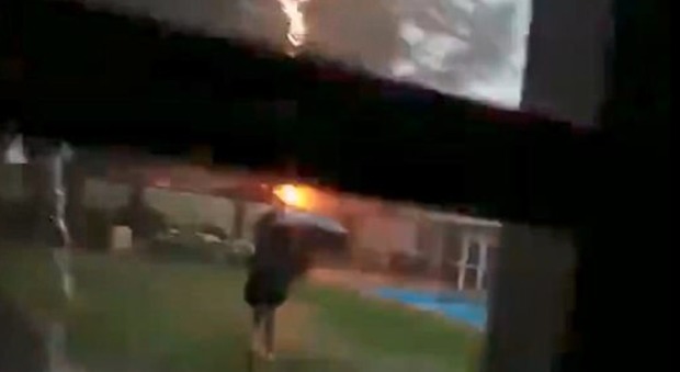 Argentina, bimbo di 12 anni gioca sotto la pioggia e viene colpito da un fulmine: la scena choc ripresa dalla madre