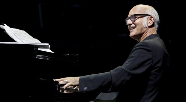 Einaudi e Capossela, rivivere l'emozione di due grandi live al Parco della Musica, sui social: i concerti della settimana. Visibili anche i precedenti