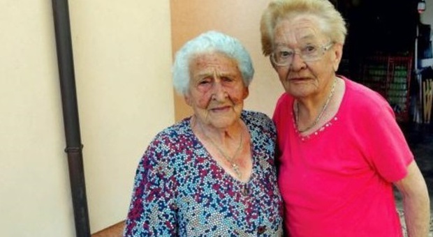 Maria Ceccato (a sinistra) con l'amica Elsa a cui fa da badante