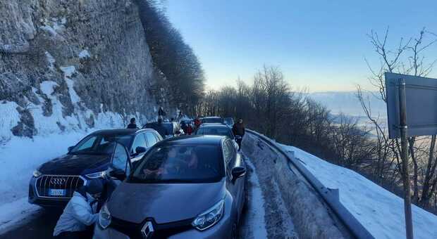 Neve in strada, auto bloccate per un'ora e mezza sulla strada per Campocatino