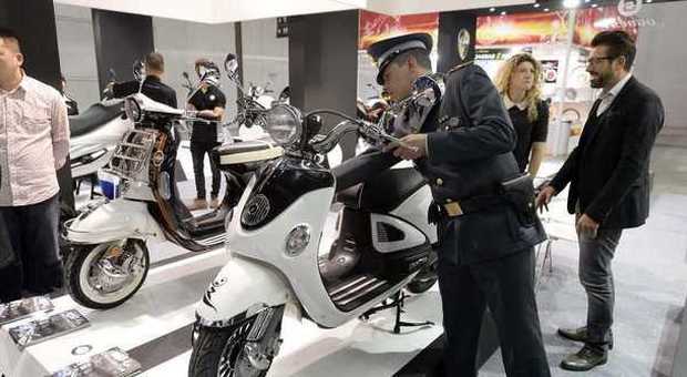 Gli agenti della Guardia di Finanza visitano Eicma, il salone della Moto di Milano