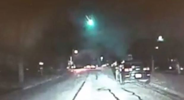Meteorite illumina il cielo del Midwest: la ripresa da un'auto della polizia