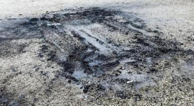 Le tracce lasciate dall'incendio dell'auto a Miane
