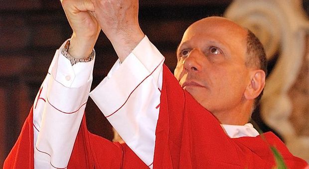 Finto prete celebra messa nelle case, vescovo ammonisce i suoi seguaci: «Saranno scomunicati»