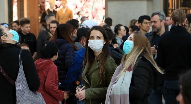 Gente con la mascherina a Milano