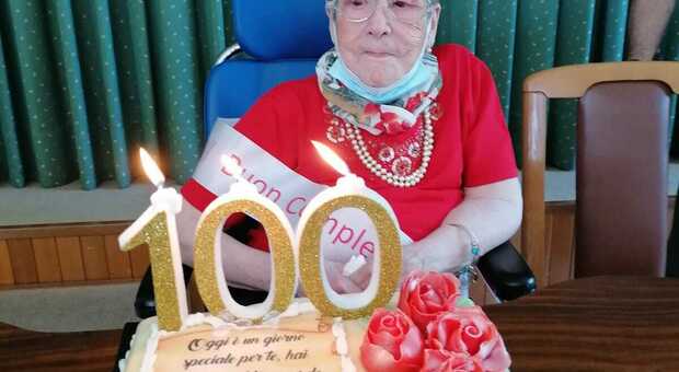 Nonna Anna compie 100 anni: la sarta dei salotti che ha sconfitto anche il coronavirus