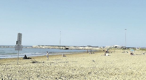 Pesaro, il colpo di coda avvelenato del maltempo: divieti di balneazione su alcuni tratti di spiaggia