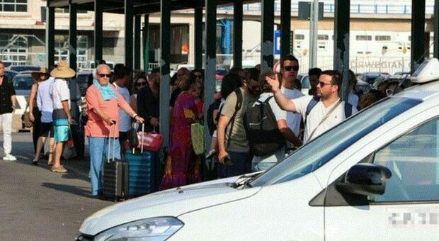 Napoli, il tassista “pentito” confessa: «Così truffavo i turisti, tassametro spento e passaggi rifiutati»