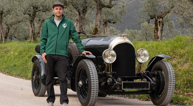 L'imprenditore inglese Tom Wood nella sua tenuta con una Bentley 3 Litre del 1925 con cui ha corso la "Le Mans Classic" nel 2023 durante le celebrazioni per il centenario della gara di endurance più famosa al mondo