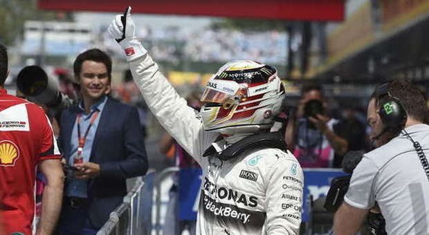 Lewis Hamilton saluta i tifosi