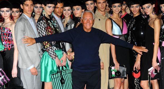 Foto di gruppo a fine sfilata per Giorgio Armani con le sue modelle. Anche il suo quartier generale a Milano sarà visitabile (Fotogramma)