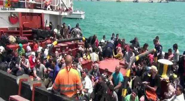 Migranti, sbarcano a Pozzallo 529 persone. Arrestato uno scafista