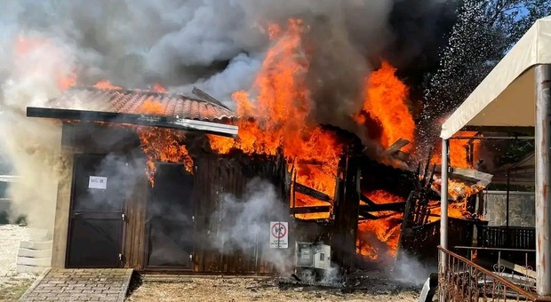 Furioso incendio fuori dal palazzetto di Valfornace: le fiamme distruggono la cucina e i gazebo
