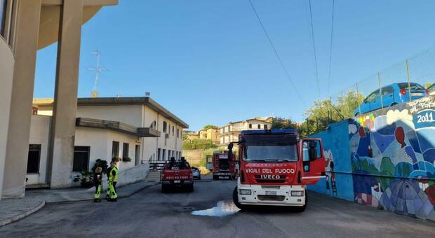 Vigili del fuoco e Protezione civile dinanzi alla canonica della chiesa di San Giuseppe Lavoratore a Formia