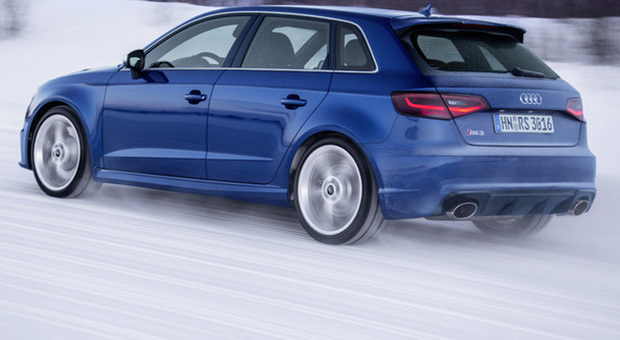 La nuova Audi RS3 Sportback impegnata sulla neve