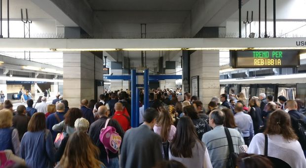 Metro B, vagoni difettosi e controlli su 200 porte: «Risalgono a Italia '90»