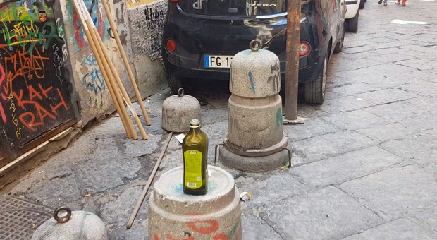 Napoli, tornano i turisti ma anche i cumuli rifiuti: «Noi commercianti costretti a pulire»