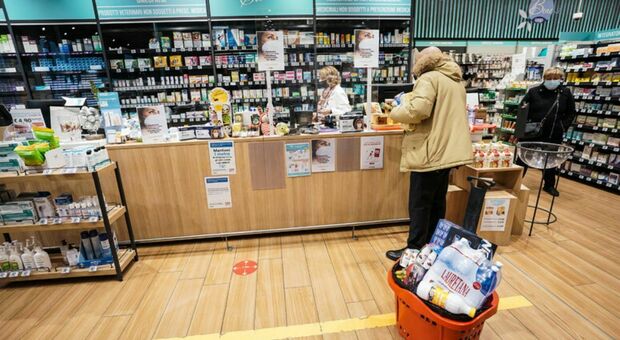 Anziano ruba un vasetto di sugo e il tonno al supermercato: «Non ho i soldi». I clienti in fila alla cassa pagano il conto da 5 euro