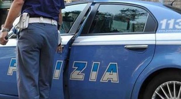 Pesaro, lite in strada tra amanti per la donna sposata: arriva la polizia
