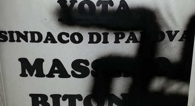 Svastica sul manifesto pro Bitonci nella villa della contessa Dondi