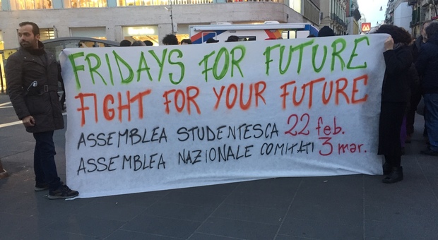 «Fridays for future»: studenti e movimenti ambientalisti in piazza a Napoli per salvare il pianeta
