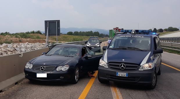 La Mercedes bloccata dalla Polizia locale dei Castelli