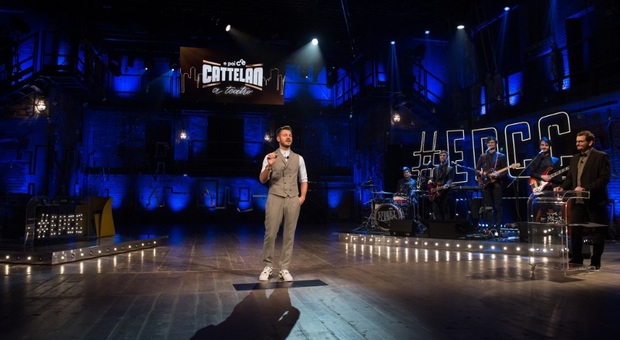 Alessandro Cattelan porta EPCC a Teatro, martedì la prima puntata: le anticipazioni. Ospite Emily Ratajkowski FOTO VIDEO