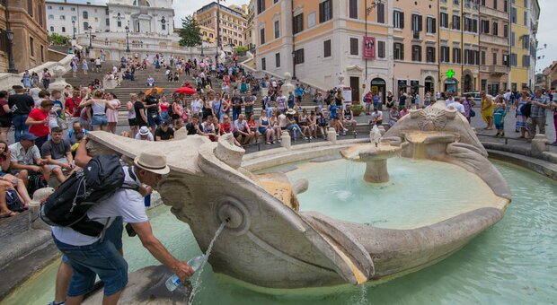 Roma, turista inglese si immerge i piedi nella fontana della Barcaccia a piazza di Spagna: multato