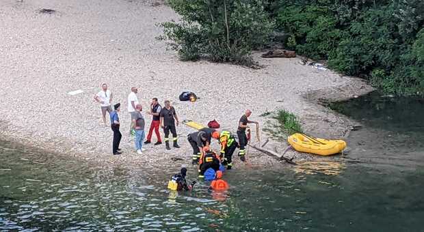 I soccorsi cercano il giovane scomparso nelle acque del Brenta