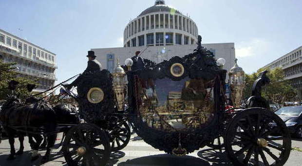 Roma, funerale con carrozze e Rolls Royce per il boss dei Casamonica
