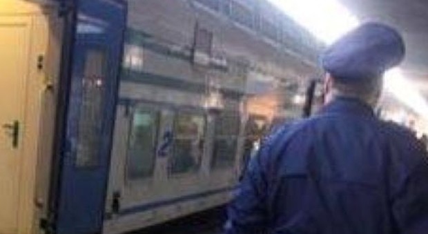 Pisa, baby gang in azione sul treno: aggredita la capotreno, feriti gli agenti
