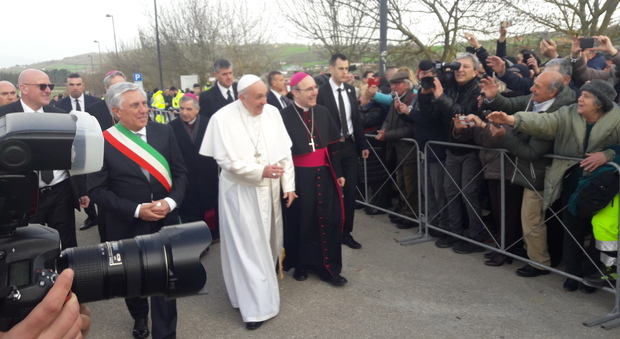 Papa Francesco a Pietrelcina. Fedeli in festa, a piedi tra la gente: «I giovani trovino lavoro qui»