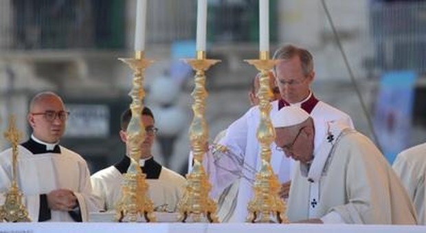 L'omelia del Papa a Molfetta: chiamati ad essere come lui costruttori di pace