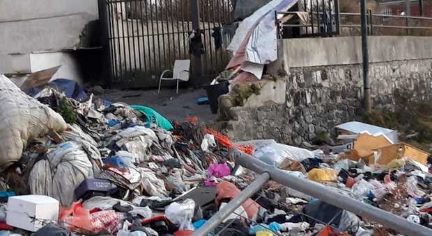 «Rifiuti mai rimossi», proteste per la discarica nell'ex mercato ittico di Napoli