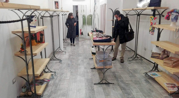 Ladri nella boutique a Salerno, razzia di abiti e borse