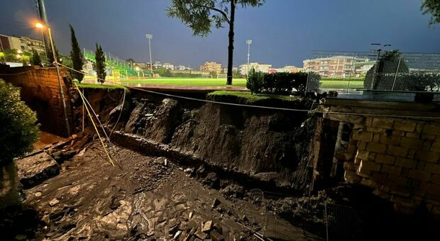 Bomba d'acqua nel Vesuviano: crolla un muro dello stadio di Ercolano
