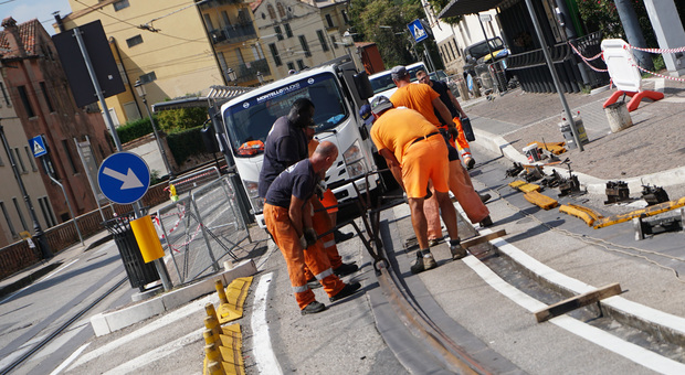 Stop al tram per 40 giorni per lavori di manutenzione: scatta la protesta dei sindacati contro Busitalia