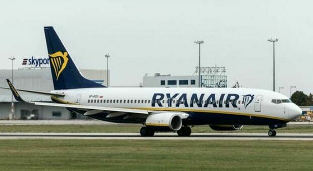 https://statics.cedscdn.it/photos/MED/23/38/8402338_08121704_ryanair2.jpg