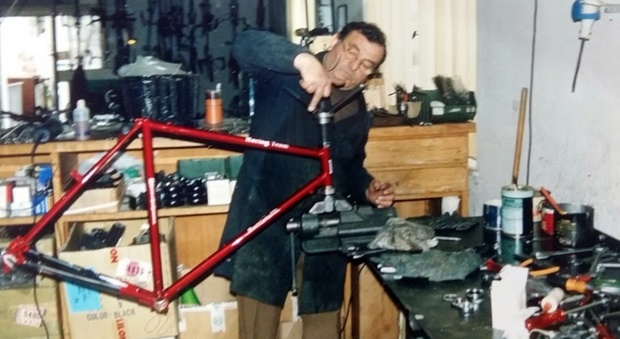 Nella foto "Mariolino", Mario Battistelli mentre realizza una delle sue storiche biciclette