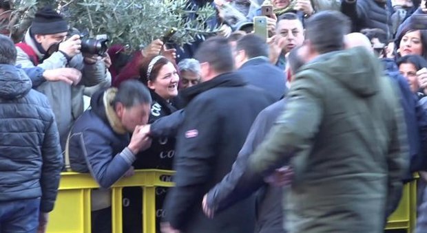 «Bacio a Salvini? Sì, ci dà i soldi» Ma il rione accusa: sei un traditore