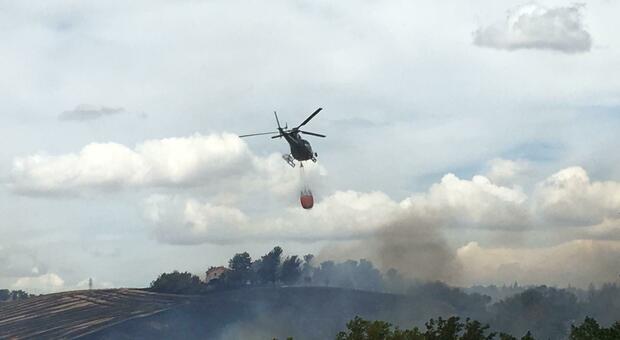 L'elicottero dei vigili del fuoco impegnato a spegnere il rogo