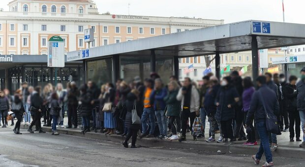 Trasporti a Roma tra guasti, ritardi e chiusure: l'odissea di metro e bus. «La linea B è la peggiore»