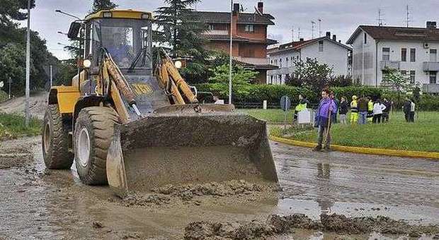 Ondata di acqua e fango invade strada e case Disagi a Osteria Nuova, chiusa la provinciale