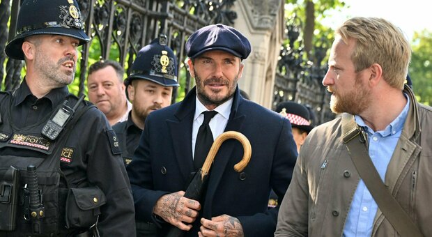 Beckham 12 ore in fila per l'ultimo saluto a Elisabetta: «Arrivato alle 2 di notte, pensavo di trovare meno persone»