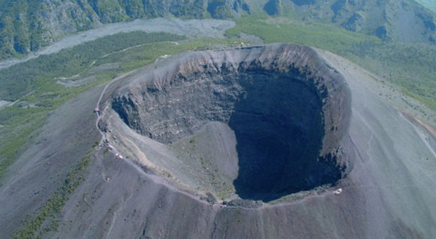 Vesuvio, il vulcanologo lancia l'allarme: «L'eruzione è certa, pericolo per le persone»