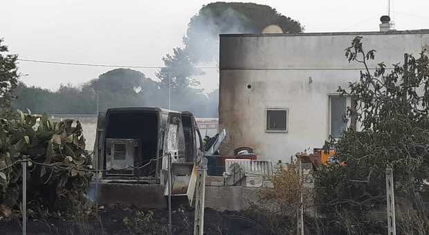Carmiano, il furgone prende fuoco ed esplode: danneggiata la casa vicino. Paura per un gruppo di operai