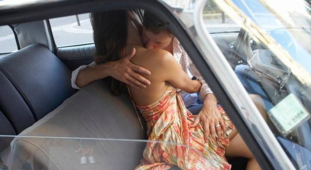 Foto d'archivio di un uomo e una donna che si sono appartati in auto