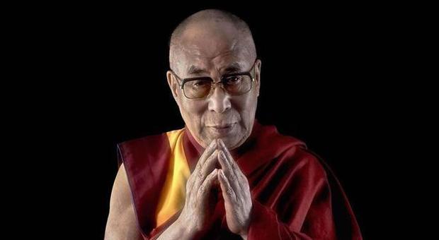 Il Dalai Lama: «Se il mio successore sarà una donna dovrà essere molto attraente»