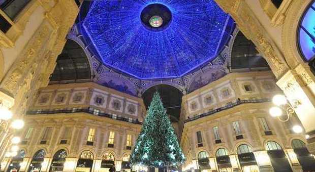 Duomo, Natale in Galleria: la cupola illuminata con 50 mila led blu -Guarda